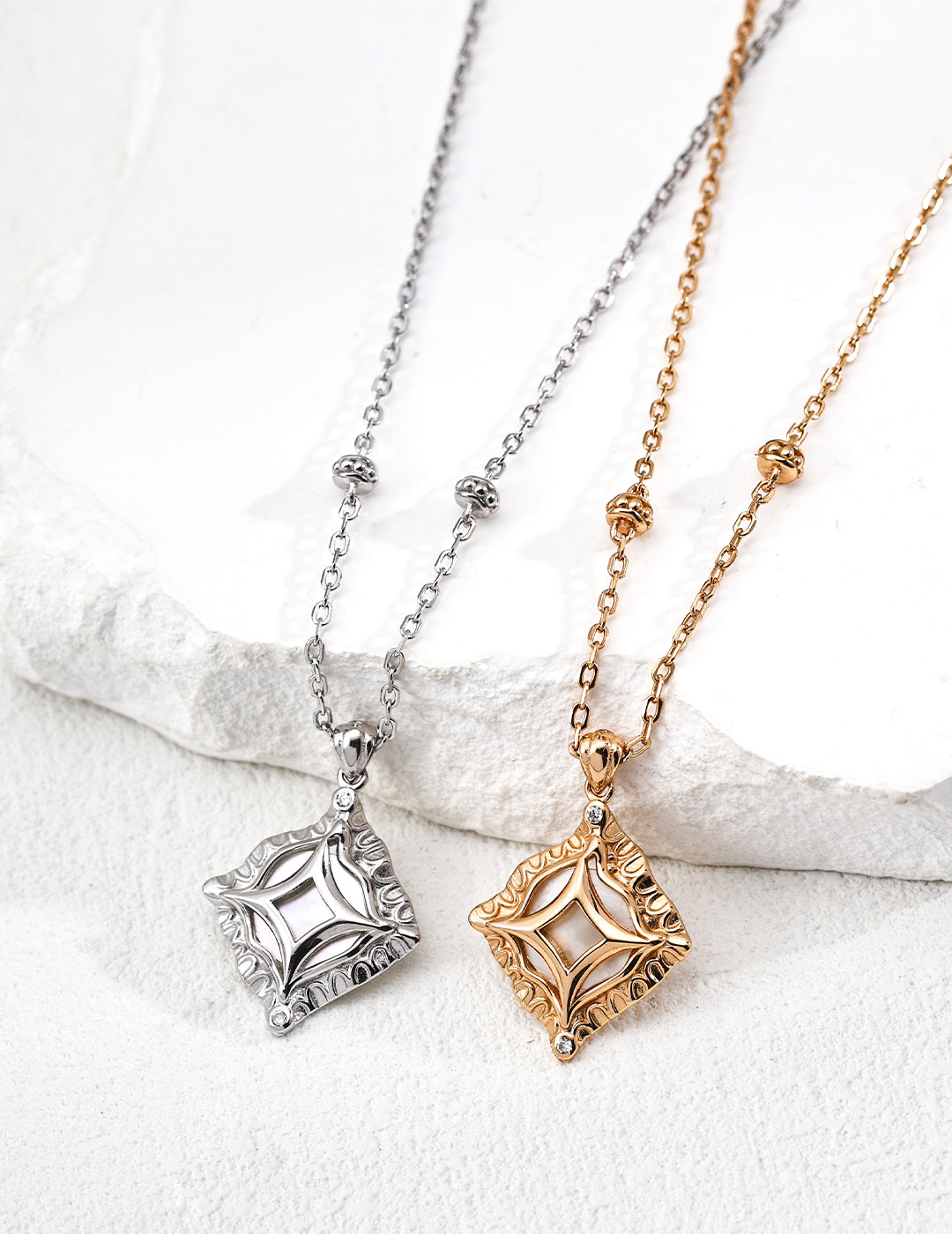 This vintage-style S925 silver necklace features a radiant mother of pearl pendant accented with sparkling zircon. The classic combination of materials and antique design makes it a refined accessory for daily wear or formal occasions.