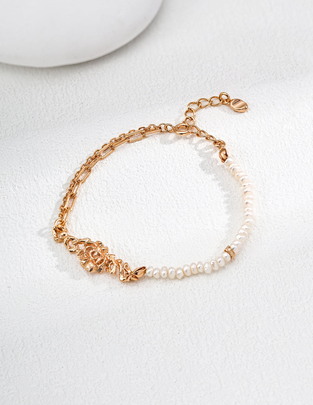 S925 silver vintage natural pearl bracelet, offering a classic design with the elegance of natural pearls. Ideal for those seeking unique, handcrafted silver jewelry that adds timeless charm and sophistication to any wrist.