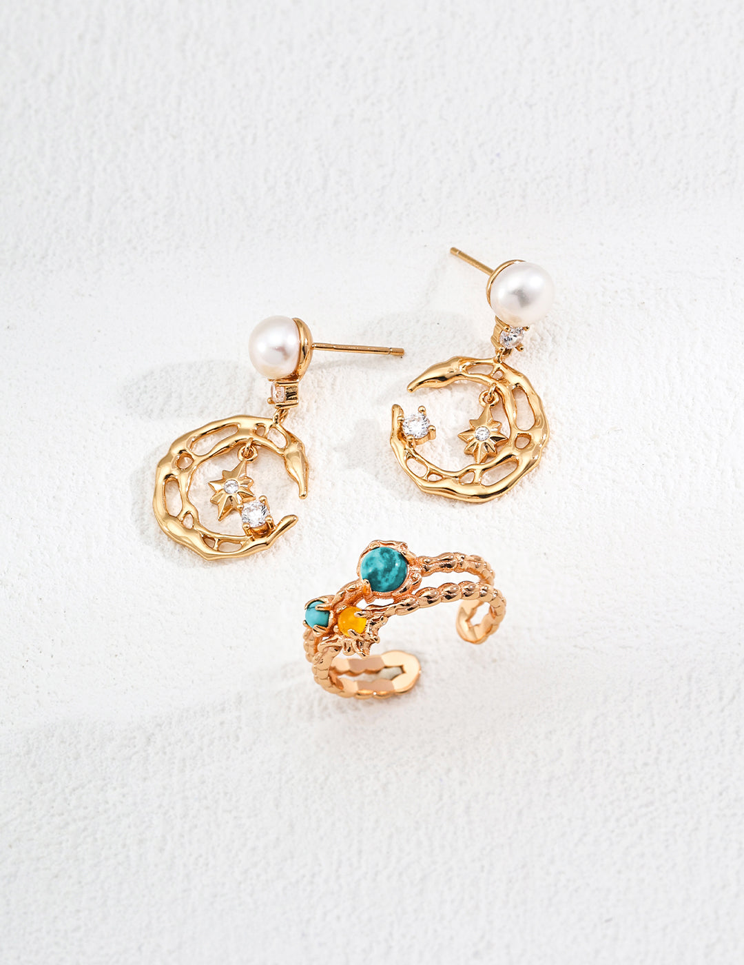 This S925 silver vintage ring showcases a stunning combination of synthetic turquoise, yellow chalcedony, and apatite, creating a unique and timeless design. The vintage-inspired setting enhances the beauty of these vibrant gemstones, making it a standout accessory for both everyday wear and special occasions. Perfect for those who appreciate distinctive, high-quality jewelry with a classic touch.