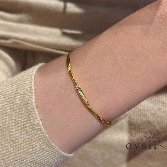 Eternal Glow – Diamond Möbius Bangle