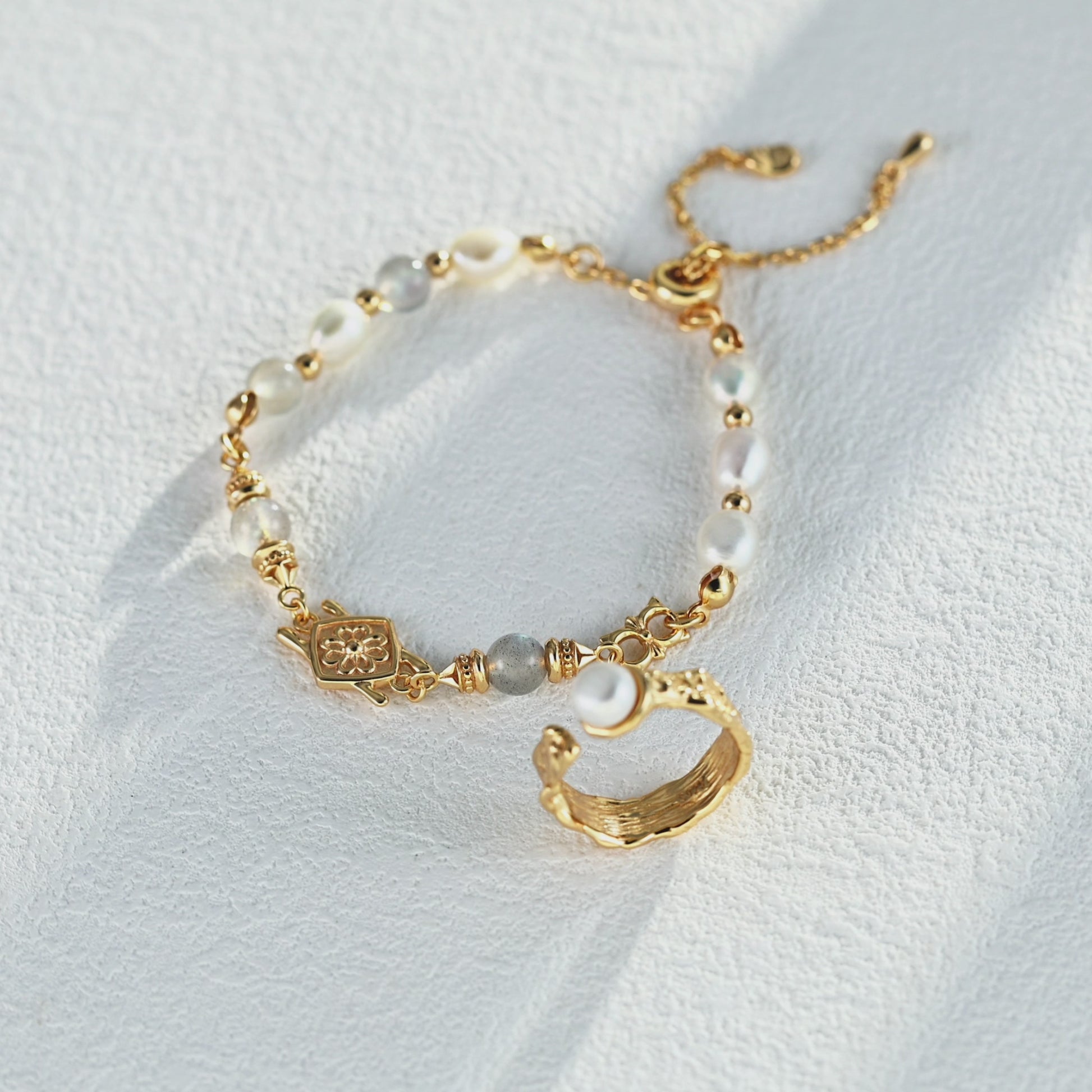 S925 Silver Natural Pearl and Moonstone Bracelet in Vintage Style - Elegant Silver Bracelet with Natural Pearls and Moonstones, Perfect for Vintage-Inspired Jewelry Lovers