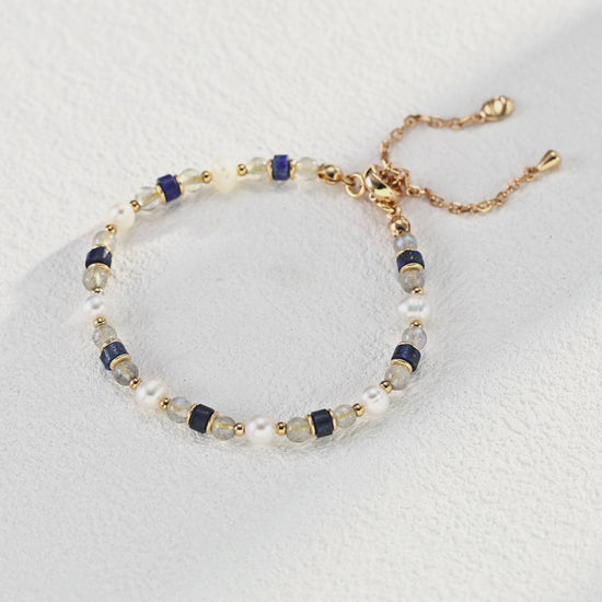 This handcrafted S925 silver bracelet combines natural pearls, lapis lazuli, and grey moonstone for a sophisticated, timeless design. The luminous glow of the pearls and moonstone, paired with the rich blue of lapis lazuli, creates a perfect balance of elegance and color, ideal for everyday wear or special occasions.
