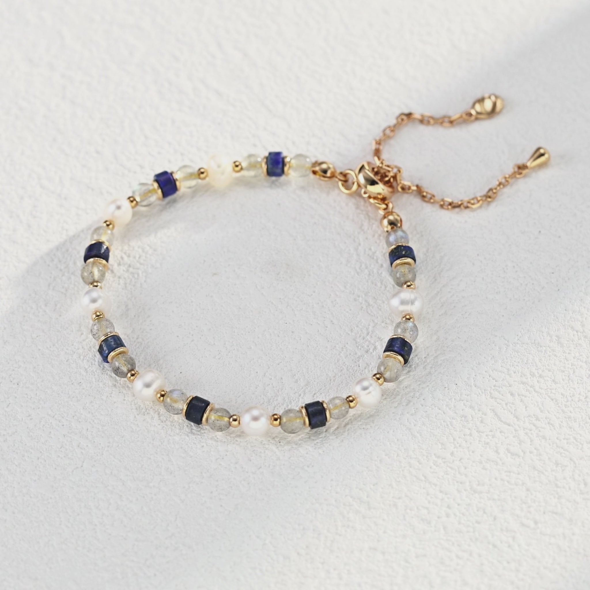 This handcrafted S925 silver bracelet combines natural pearls, lapis lazuli, and grey moonstone for a sophisticated, timeless design. The luminous glow of the pearls and moonstone, paired with the rich blue of lapis lazuli, creates a perfect balance of elegance and color, ideal for everyday wear or special occasions.