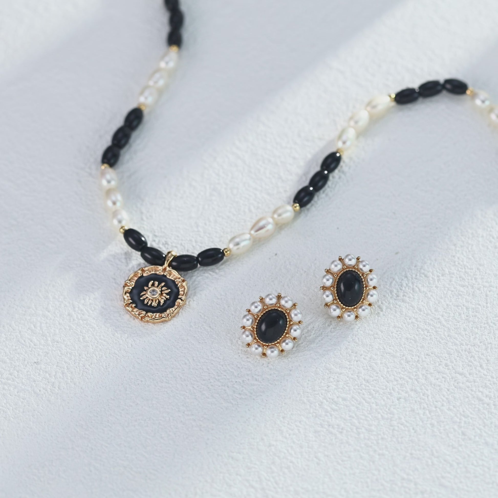 This S925 silver necklace features a drop pendant combining deep black onyx, a luminous natural pearl, and a sparkling zircon accent. The contrast of textures and tones creates a refined, timeless look perfect for both daily elegance and formal occasions.